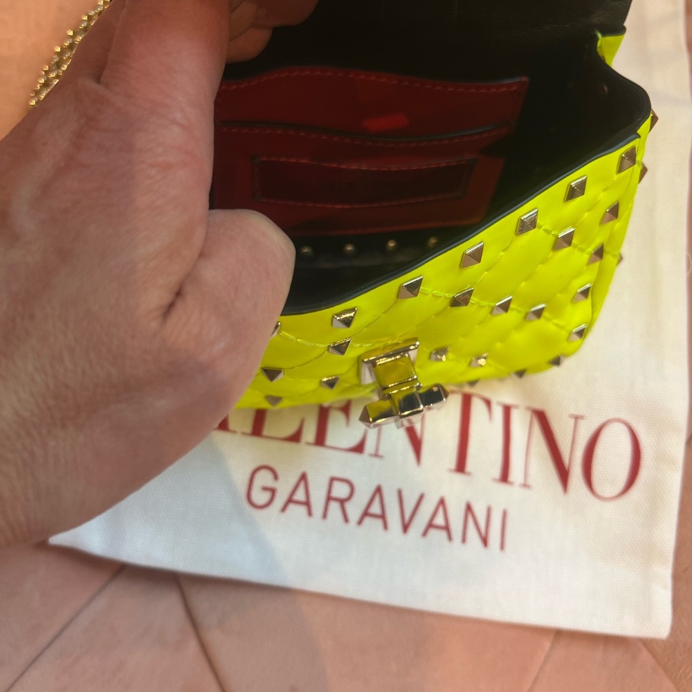 ⭐️Valentino Garavani 2020 Mini Spike It Rockstud Neon Leather Shoulder Bag - Picture 7 of 10